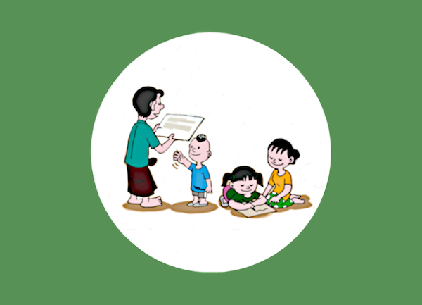 Eine Frau schaut vor Kinder auf einen Zettel / groß
